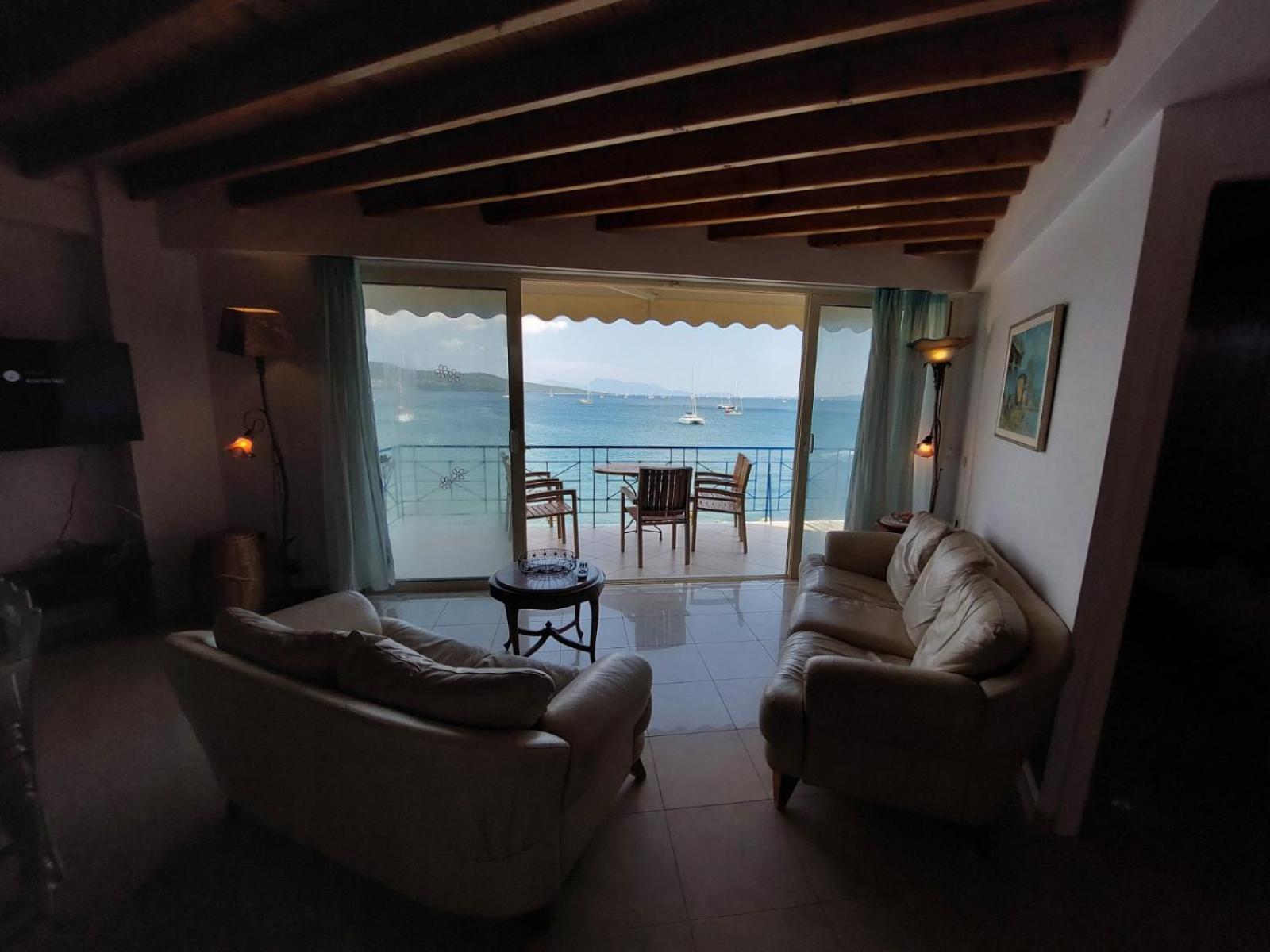 Salty Breeze Beachfront By Lefkadastay Lygia  Rom bilde